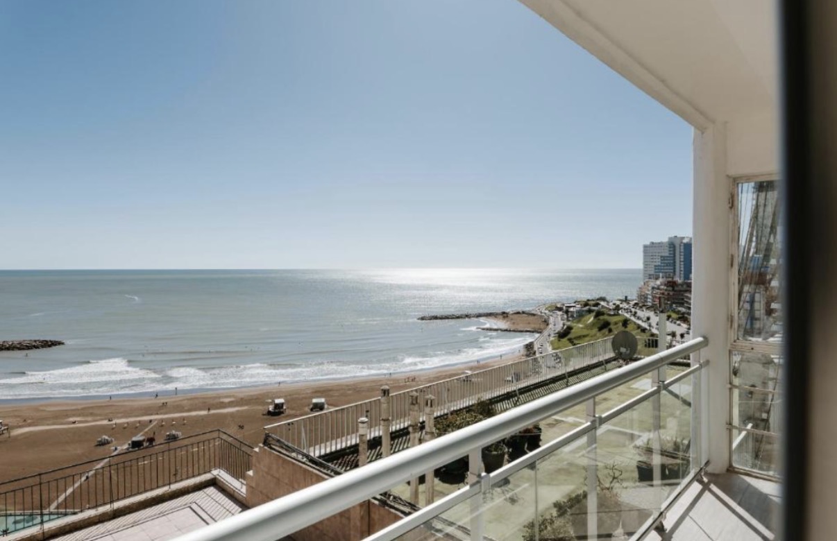 Vista al mar y la costa de Mar del Plata desde un balcón